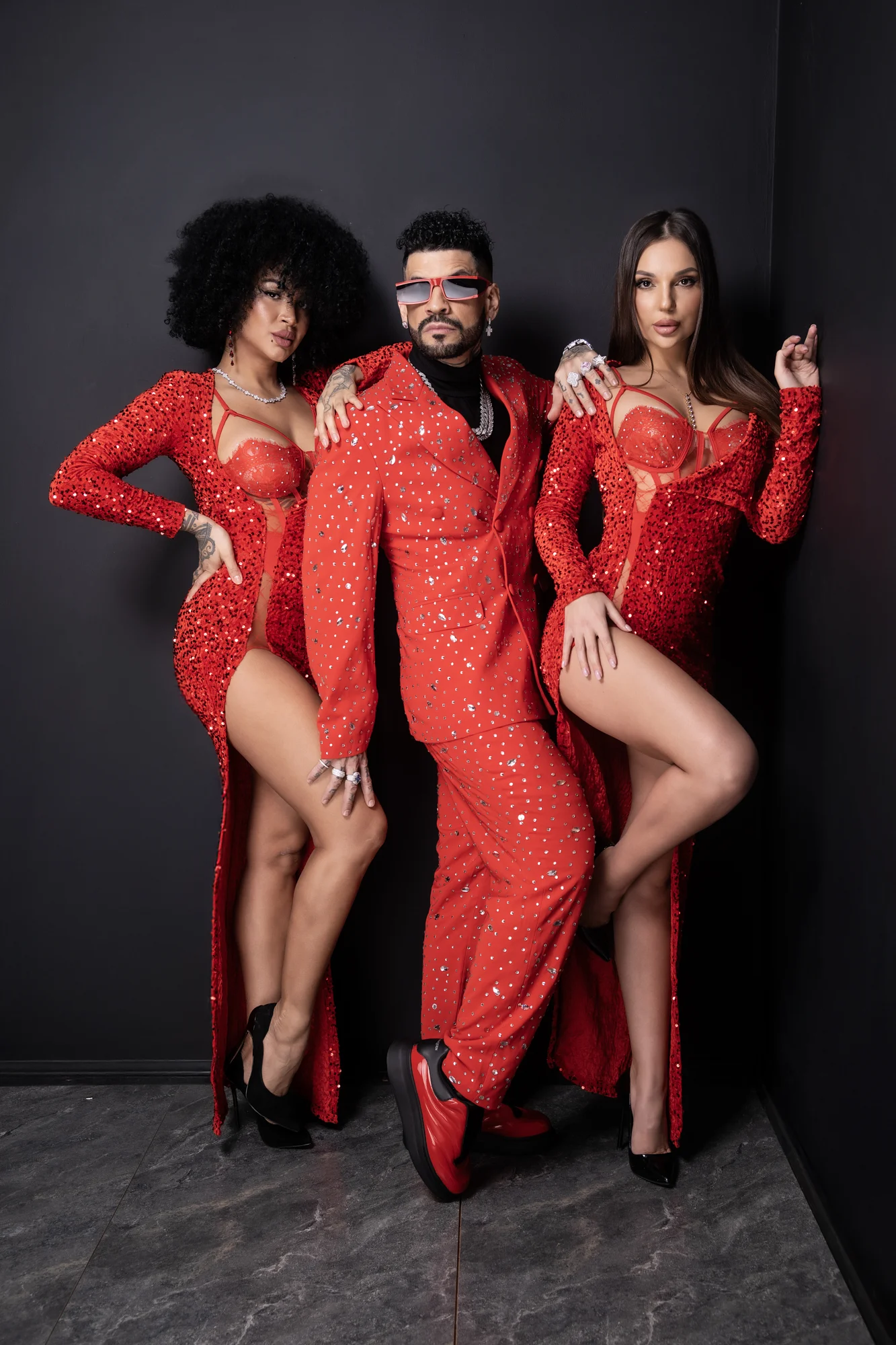 FRANKY REY SHOW в красных сценических костюмах