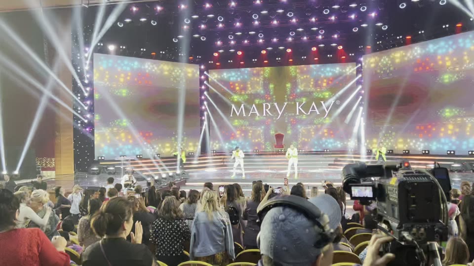 Кадр сценического выступления FRANKY REY SHOW
